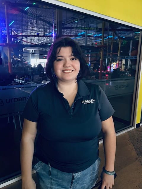Roza B. (F. DESK MGR.)